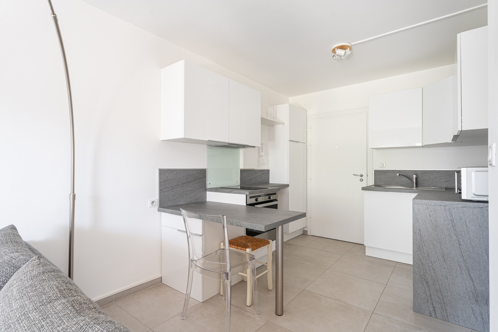 Studio,Location,1033