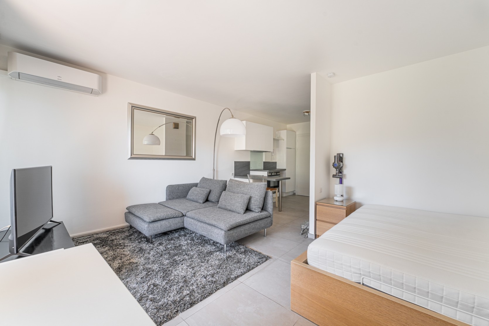 Studio,Location,1033