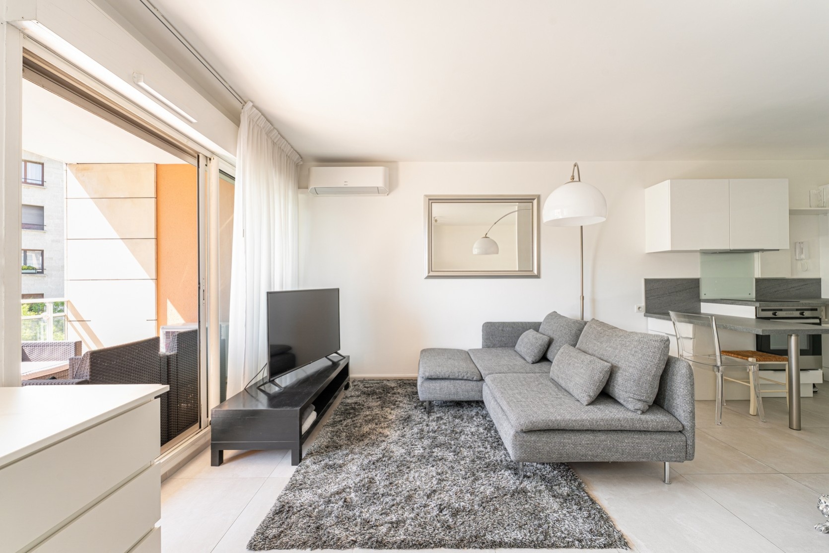 Studio,Location,1033