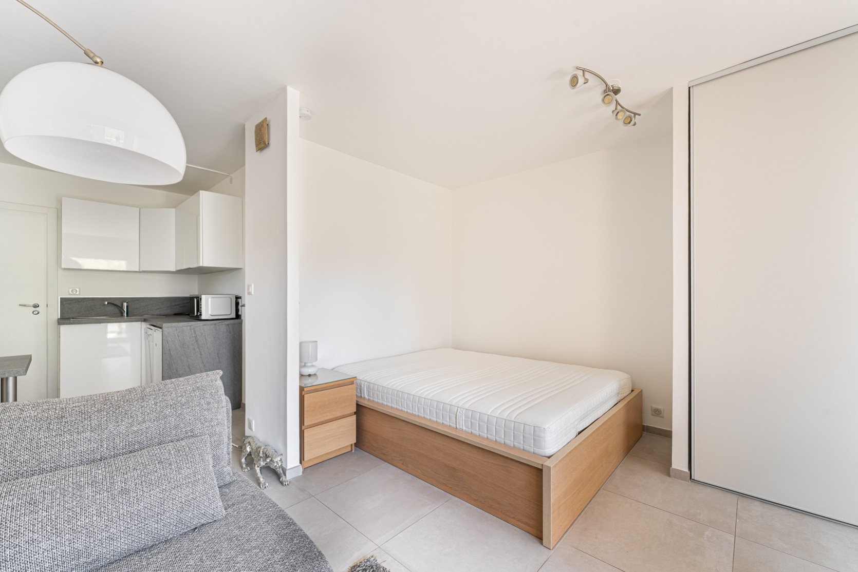 Studio,Location,1033