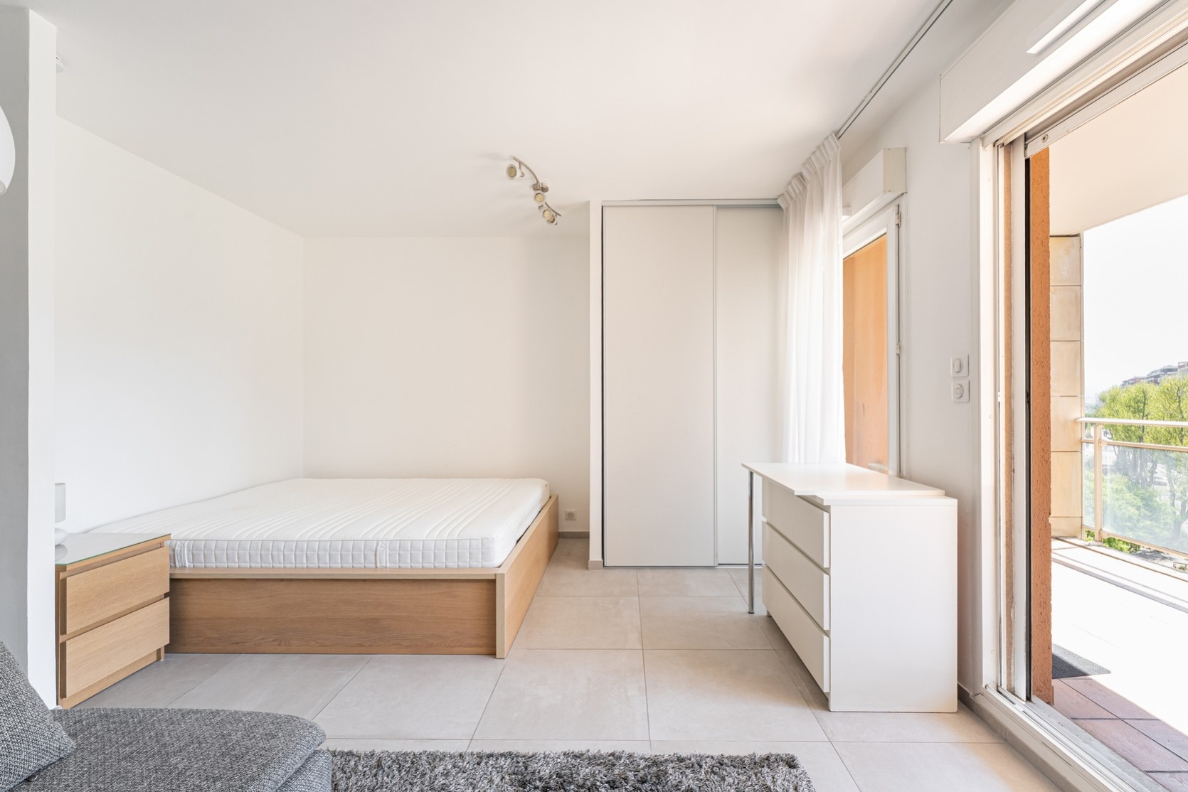 Studio,Location,1033
