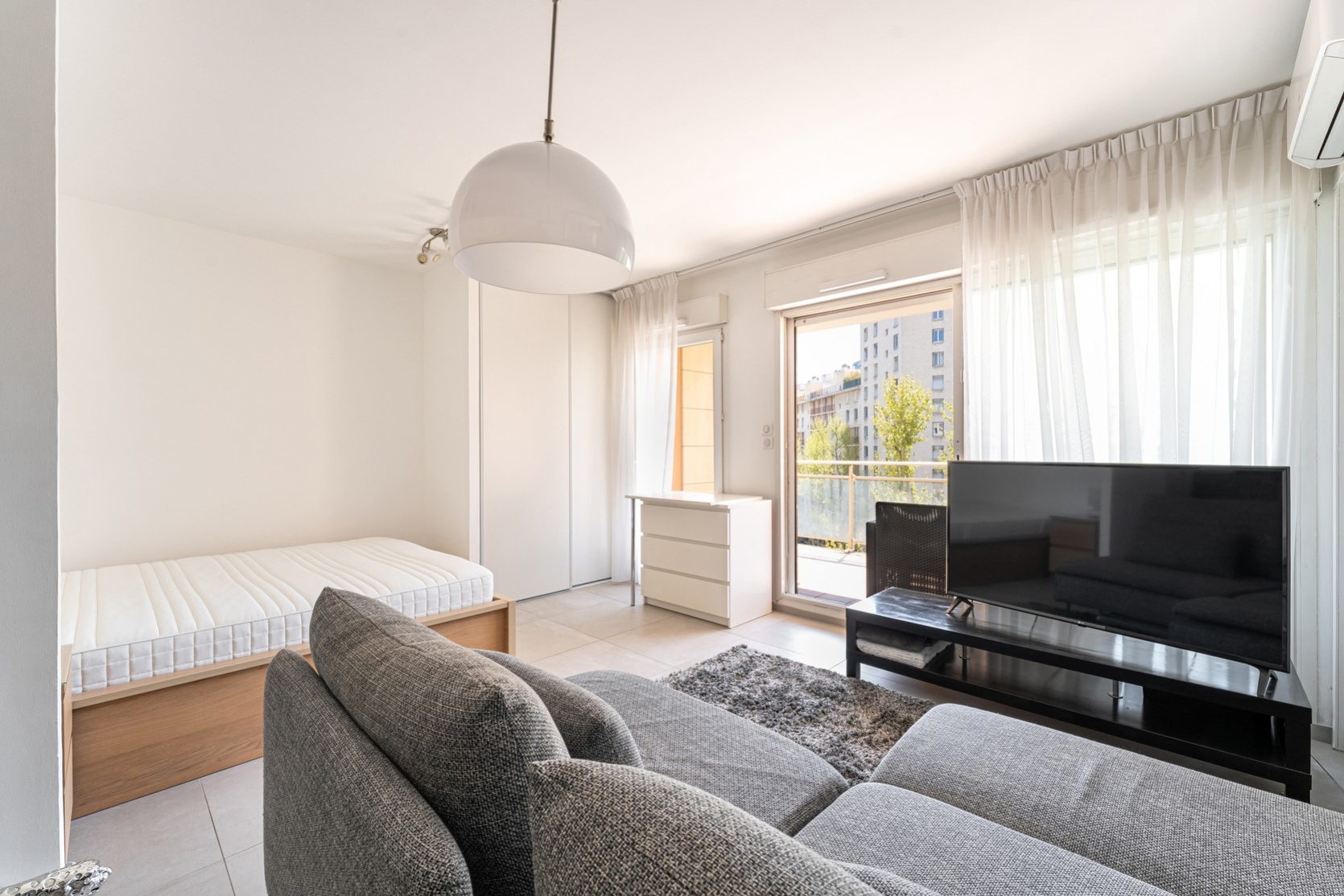 Studio,Location,1033