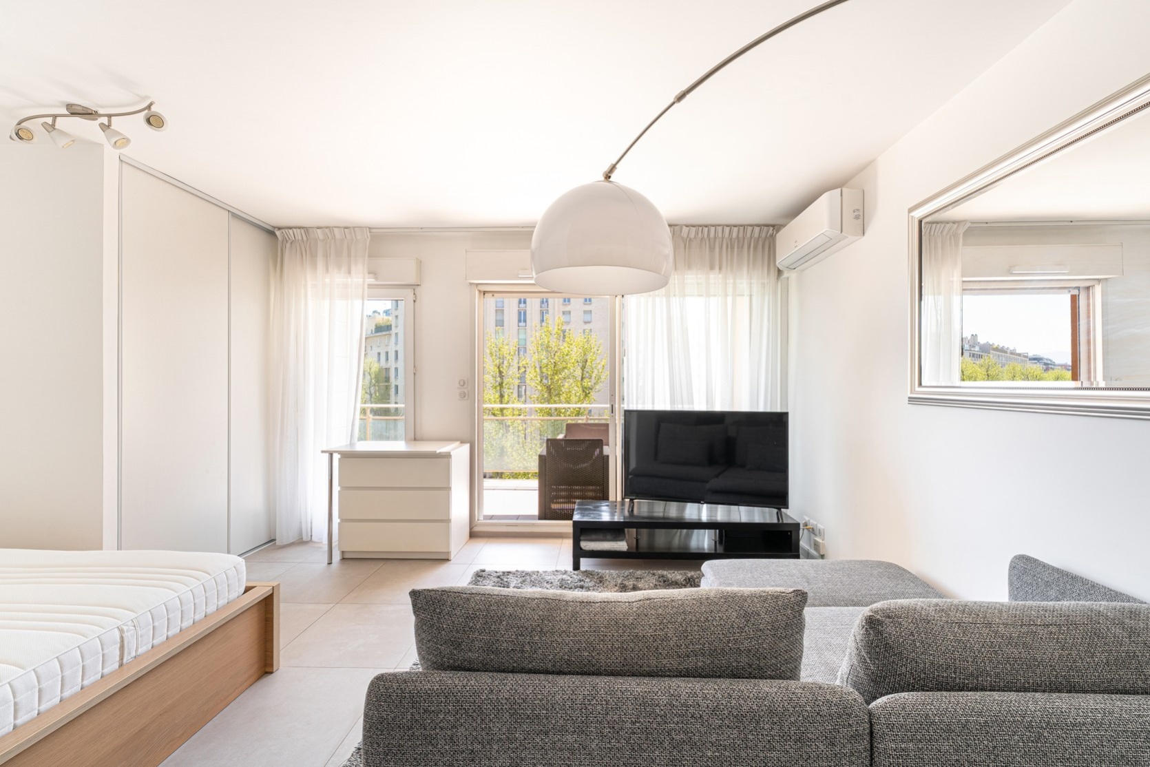 Studio,Location,1033