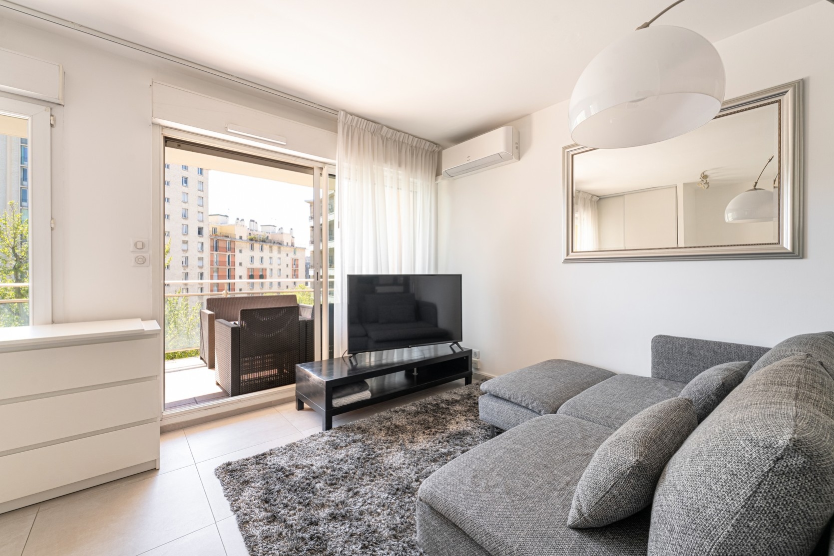 Studio,Location,1033