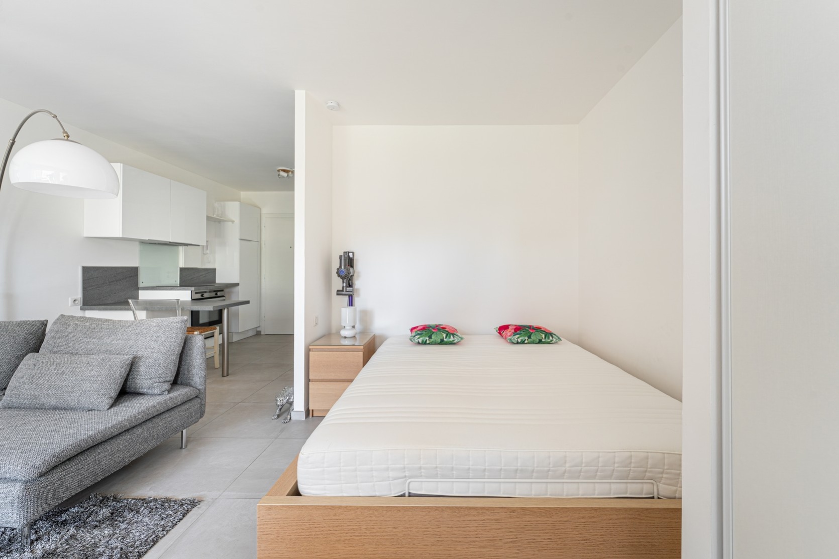 Studio,Location,1033