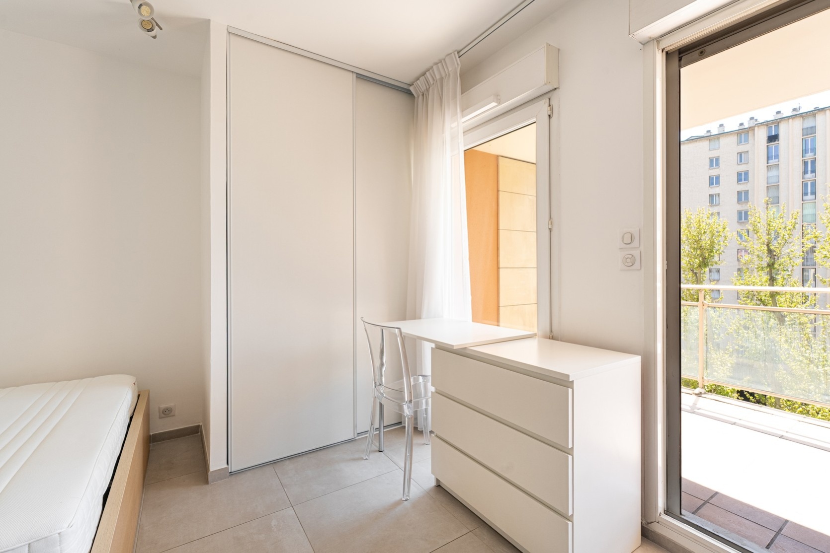 Studio,Location,1033