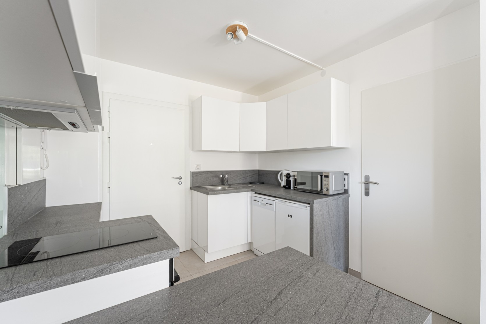 Studio,Location,1033