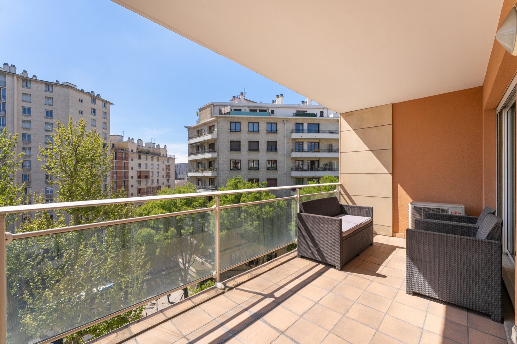 Studio,Location,1033
