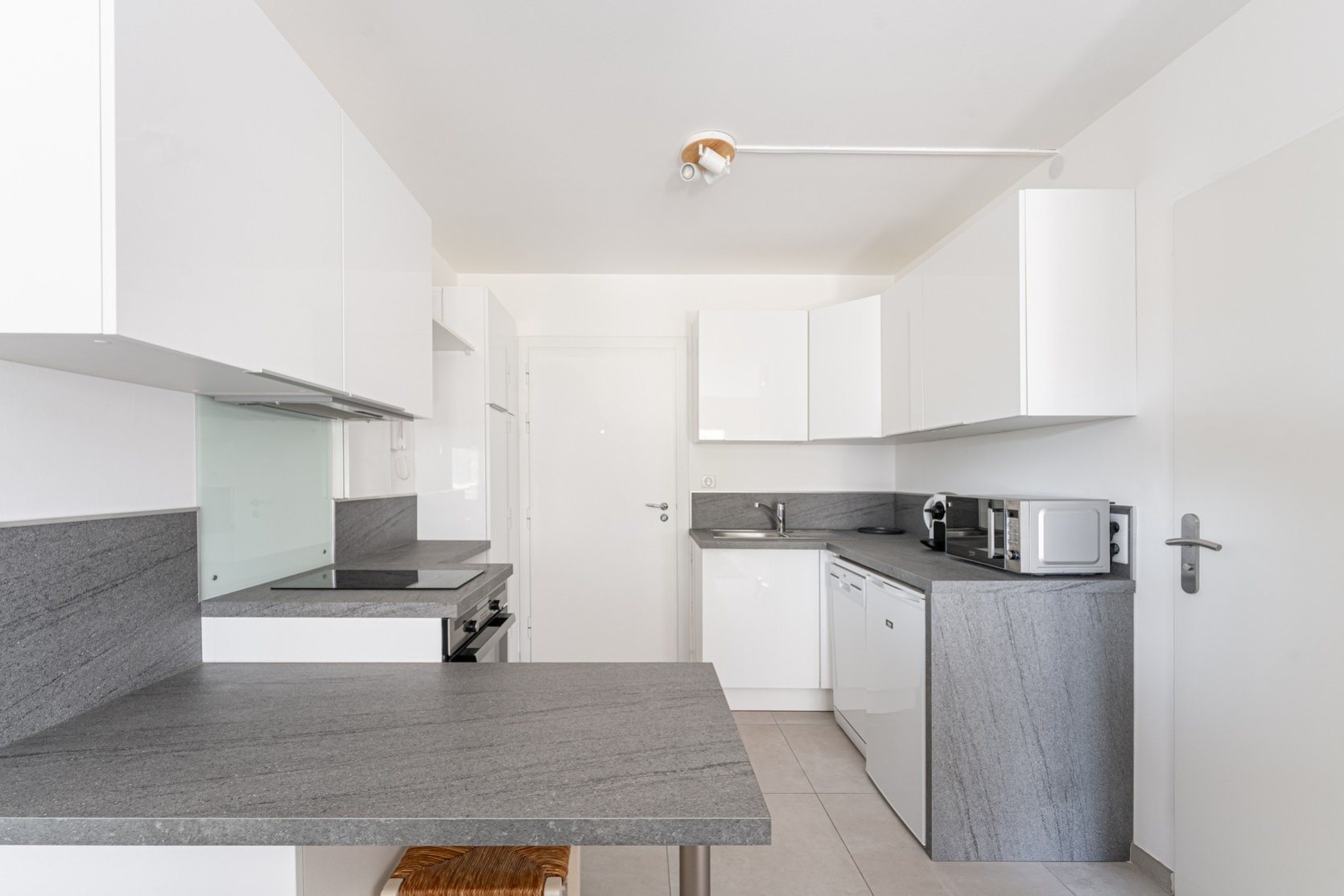Studio,Location,1033
