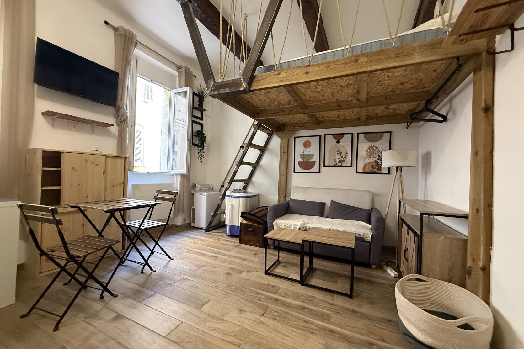 Studio,Location,1037
